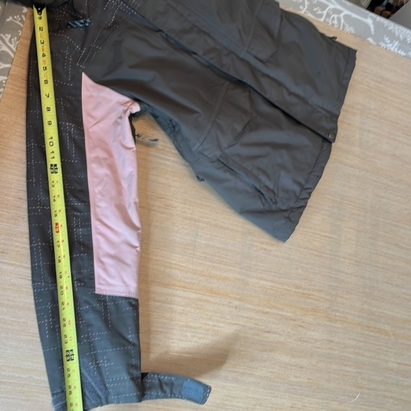 volcom women’s small ski/snowboard jacket, pink/taupe , in good condition - Picture 6 of 9